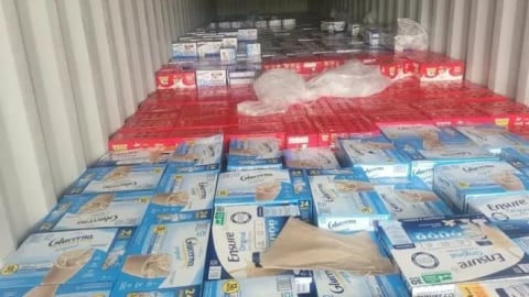 Bắt cán bộ hải quan buôn lậu gần 4.200 thùng sữa từ Mỹ vào Việt Nam