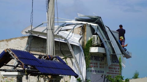 Mưa dông dữ dội gây sập nhà, gãy cây, 17 người bị thương
