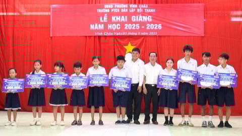 Trao 80 suất học bổng tiếp sức học sinh nghèo Cần Thơ đến trường