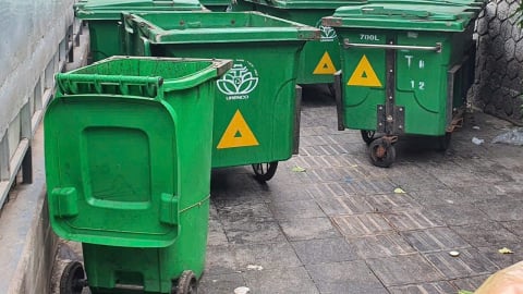 Đầu tư xe thu gom rác kín, tránh phát tán mùi hôi ra môi trường