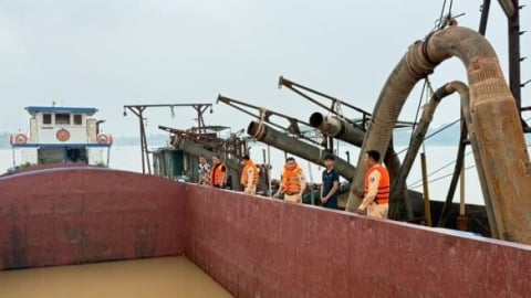 Bắt giữ 2 tàu khai thác cát trái phép trên sông Hồng
