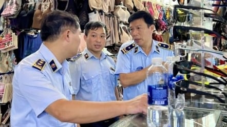 Phát hiện số lượng lớn hàng giả nhãn hiệu nổi tiếng tại Saigon Square