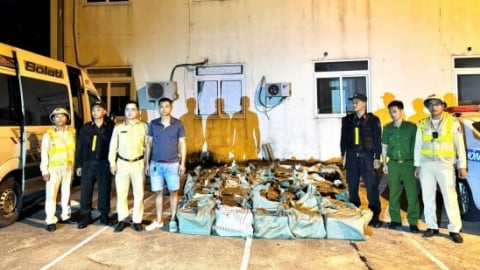 Xe ô tô khách chở 288 bình 'khí cười' trái phép