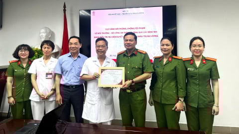 C05 chia sẻ yêu thương với bệnh nhân ung thư