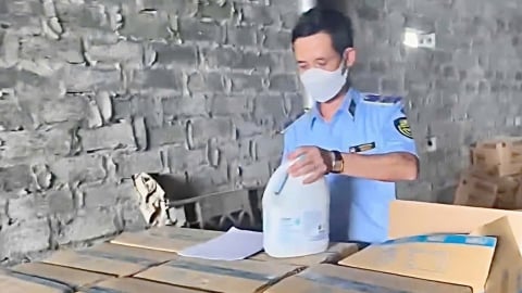Bị xử phạt 180 triệu đồng vì sản xuất nước tẩy rửa giả nhãn hiệu lớn