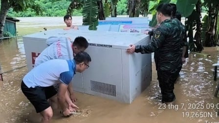 Viettel cộng tiền tài khoản cho người dân vùng lũ bị cô lập ở Nghệ An