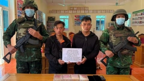 Vận chuyển 4 bánh heroin đi tiêu thụ, 2 đối tượng bị bắt giữ