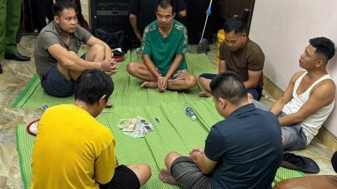 Bắt giữ 15 ‘con bạc’ đang sát phạt lúc nửa đêm