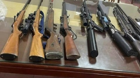 'Ôm' trái phép nhiều vũ khí quân dụng một đối tượng bị bắt