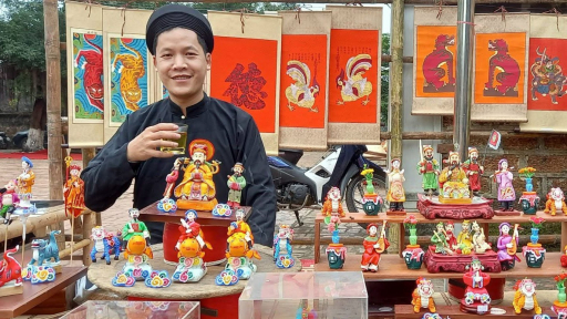 Chàng trai 'ngược dòng' làm bạn với tò he