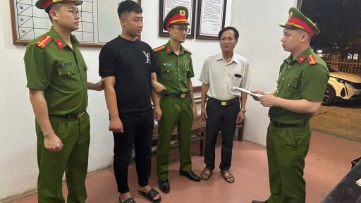 Bắt khẩn cấp 2 đối tượng khai thác khoáng sản trái phép