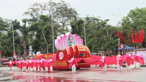 Hải Phòng duyệt đội ngũ và diễu hành quần chúng chào mừng 70 năm giải phóng