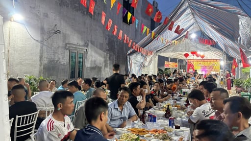 Người dân Hải Phòng chung vui 'bữa cơm đoàn kết' mừng giải phóng