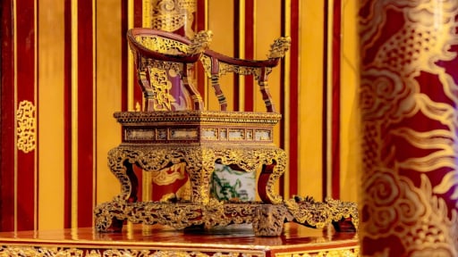 Bảo vật quốc gia - Ngai vua triều Nguyễn bị du khách quậy phá
