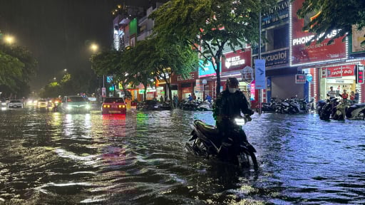 Phố phường Đà Nẵng chìm trong biển nước sau trận mưa xối xả giữa mùa hè