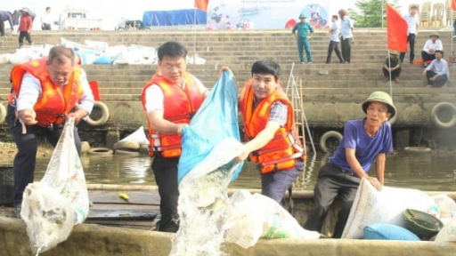 Nửa tấn cá thả xuống sông Cầu Phủ tái tạo nguồn lợi thủy sản