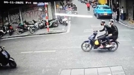 Bắt giữ hai đối tượng gây hàng loạt vụ cướp giật điện thoại tại Hà Nội