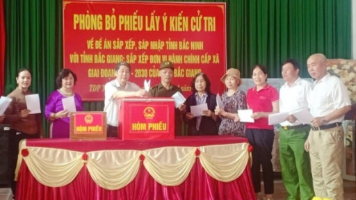Bắc Giang: Cử tri bỏ phiếu dự thảo Đề án sắp xếp đơn vị hành chính