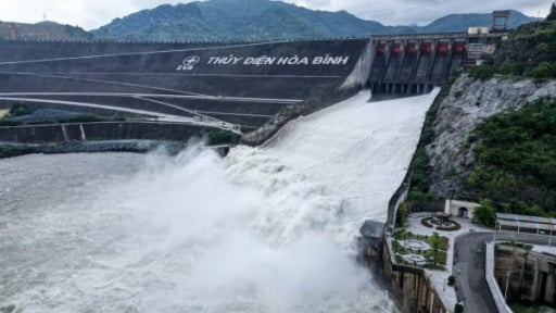 Thủy điện Hòa Bình mở thêm 1 cửa xả đáy
