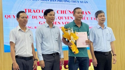 Phường đầu tiên ở TP Huế cấp và trao ‘sổ đỏ’ cho người dân