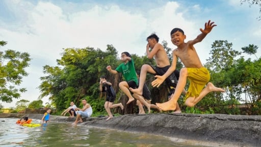 Ngày xưa nghịch dại tắm sông
