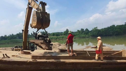 Tổng kiểm tra phương tiện hút, vận chuyển cát sỏi trên sông