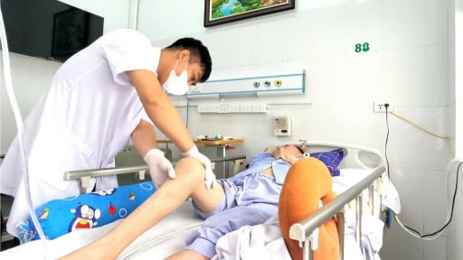 Cứu bệnh nhân bị liệt do nhiễm nấm và biến chứng sau mổ cột sống