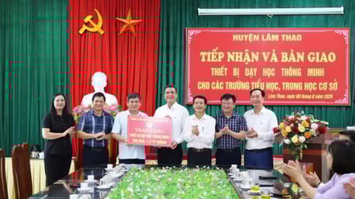 Supe Lâm Thao bàn giao thiết bị dạy học thông minh trị giá 1,3 tỷ đồng