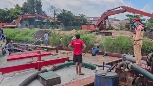 Hai ghe hút cát trái phép bị bắt trên sông Cổ Chiên