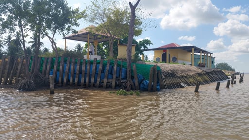 Trà Vinh báo động tình trạng sạt lở bờ sông, bờ biển
