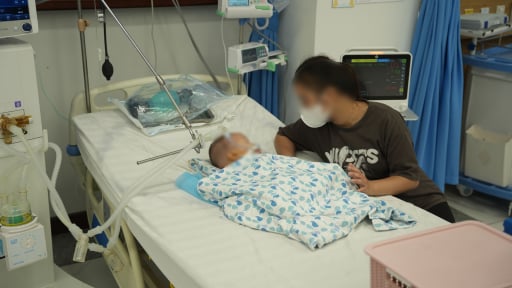 Bé 15 tháng tuổi nguy kịch do uống tinh dầu đuổi muỗi