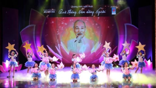 Chương trình nghệ thuật đặc biệt 'Quà tháng 5 dâng Người': Rộng dài một tình yêu với Bác