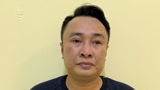 Tạm giữ hình sự đối tượng chống người thi hành công vụ tại chợ Long Biên