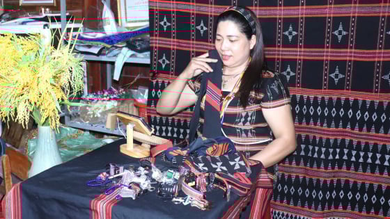 Phụ nữ Cơ Tu đưa nông sản ‘vượt núi’ nhờ mạng xã hội