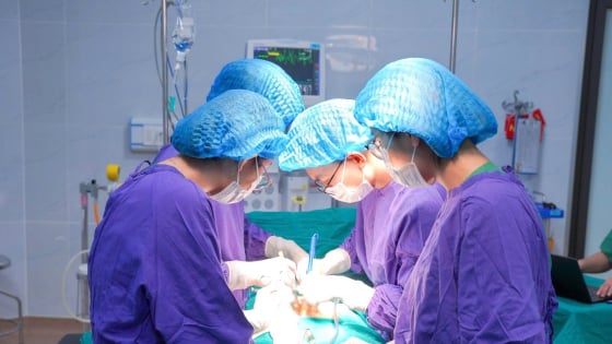 Phẫu thuật lấy ra thành công viên sỏi bàng quang hơn 10cm