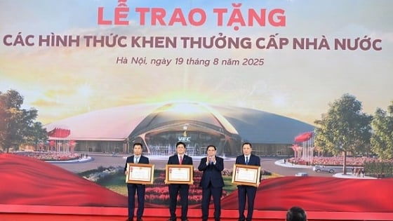 EVN và EVNNPT đón nhận Huân chương Lao động hạng Ba