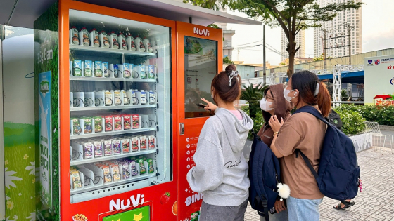 Nutifood tiên phong triển khai máy bán kem tự động