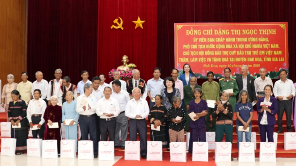 Phó Chủ tịch nước Đặng Thị Ngọc Thịnh thăm gia đình chính sách tại Gia Lai