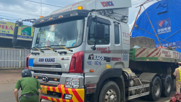 Băng qua đường, người phụ nữ bị xe chở thiết bị điện gió tông tử vong