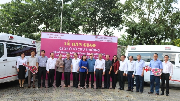 Agribank tài trợ 40 căn nhà và 2 xe cứu thương cho đối tượng đặc biệt