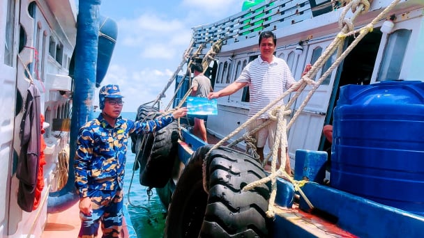 Tuần tra biển kết hợp tuyên truyền chống khai thác IUU