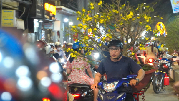 Tiểu thương xả hàng hoa Tết đêm giao thừa