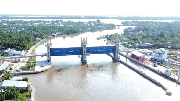 Cống âu Rạch Mọp vận hành ra sao để ‘giữ chân’ nguồn nước ngọt?