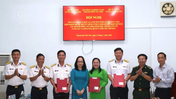 Chuyển giao đơn vị nhận đỡ đầu con ngư dân tại TP Cần Thơ