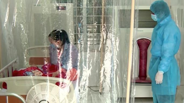 Cháu bé 3 tháng tuổi bị nhiễm Covid-19 ra viện sáng 20/2