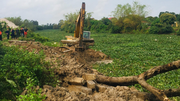 Nhổ hàng trăm cọc bê tông cốt thép lấn chiếm 1/3 lòng sông Kim Sơn