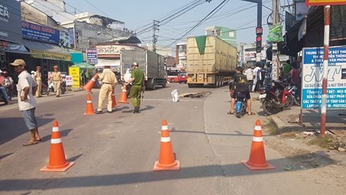 Xe đầu kéo va chạm xe đạp, 1 phụ nữ tử vong tại chỗ