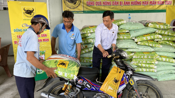 Cty Bình Điền hỗ trợ phân bón cho nông dân vùng hạn mặn