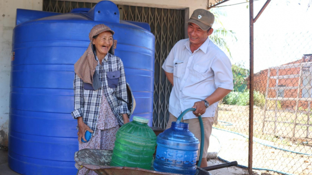 Cấp nước sinh hoạt miễn phí cho dân