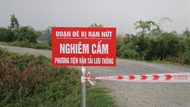 Đê sông Đáy xuất hiện nhiều vết nứt trước mùa mưa lũ